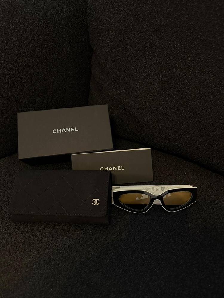 Anteojos de sol negros con su packaging