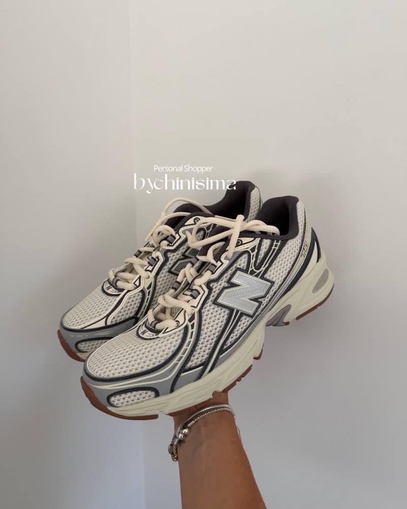 Zapatillas blancas y grises