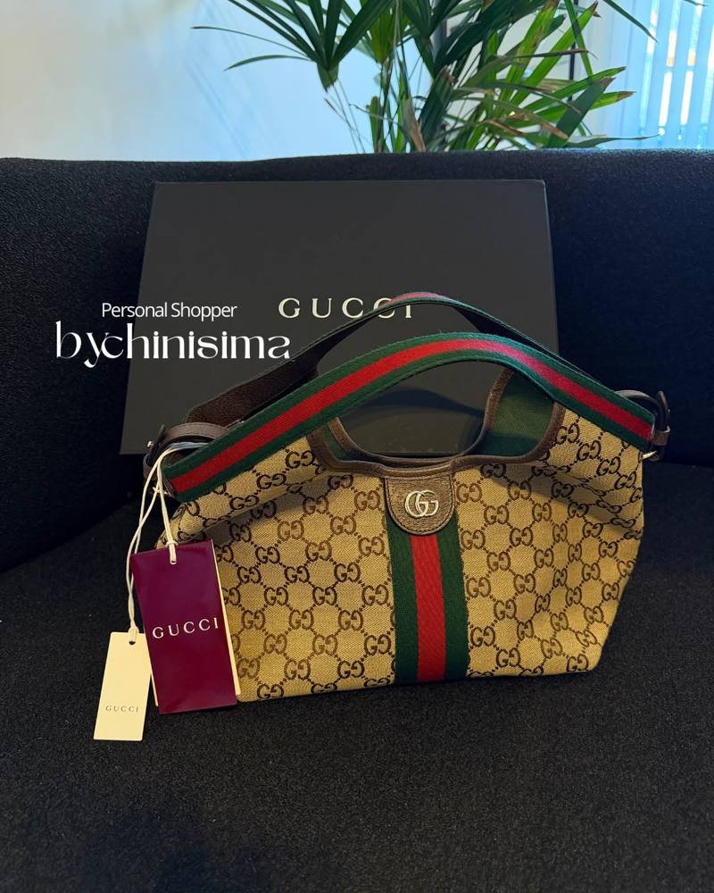 Cartera con cinta verde y roja