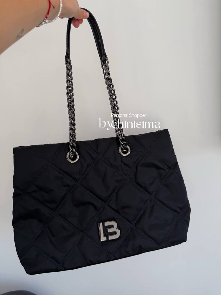 Cartera negra matelaseada con manijas de cadena