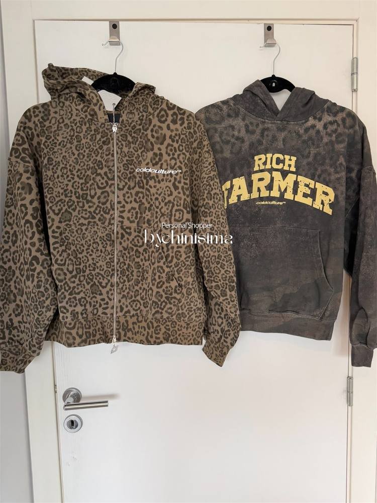 Campera de leopardo y buzo estampado