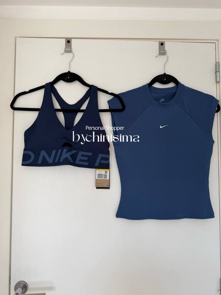 Top deportivo y remera entallada
