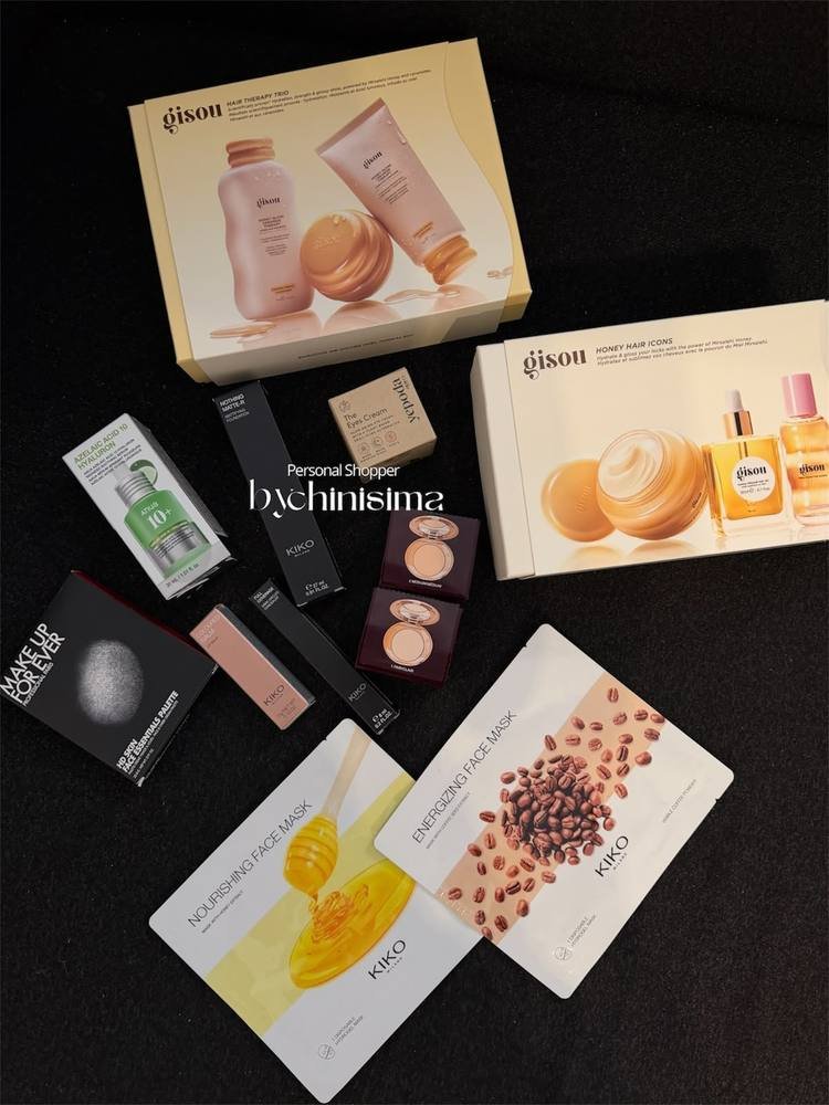 Set de cuidado del pelo junto a maquillaje