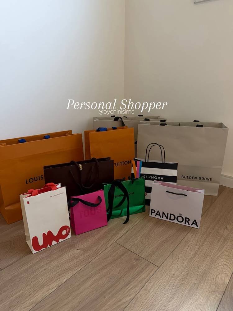 Bolsas de varias tiendas después de un día de compras