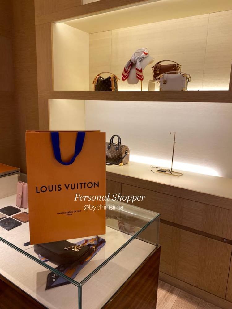 Interior de una tienda con una bolsa de compras sobre la vitrina