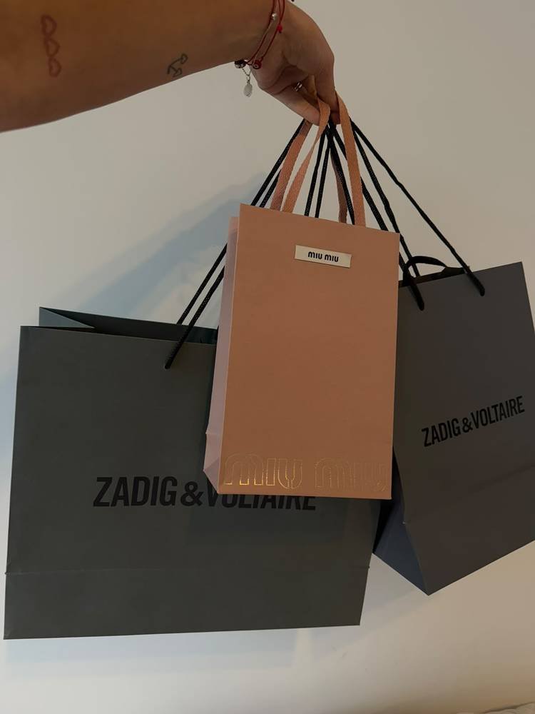 Bolsas de un pedido sostenidas en la mano