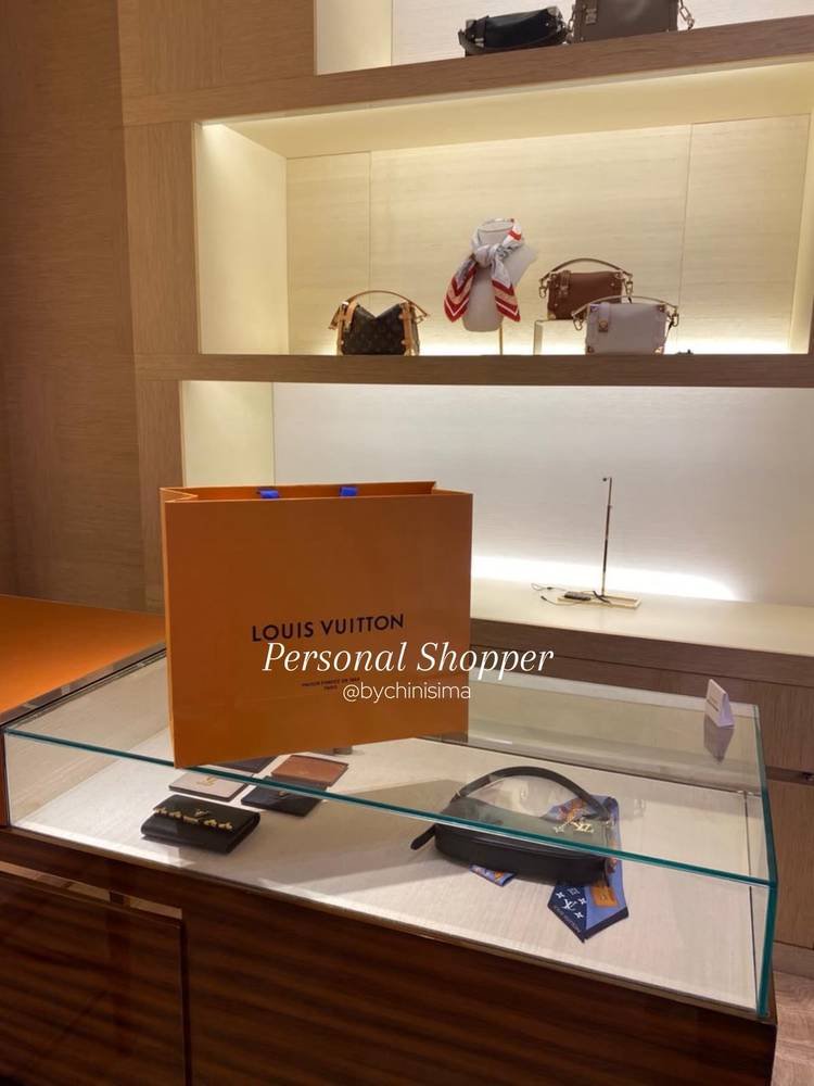Vitrina de una tienda con carteras en exhibición