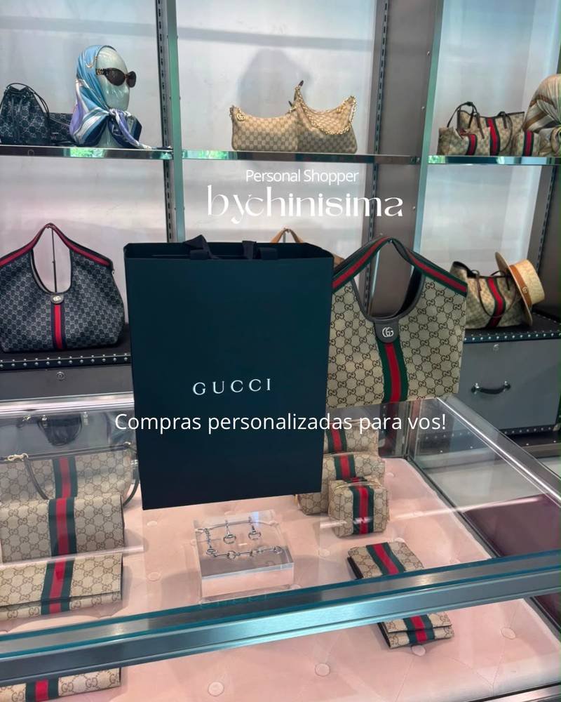 Vidriera de una tienda con carteras y una bolsa de compras