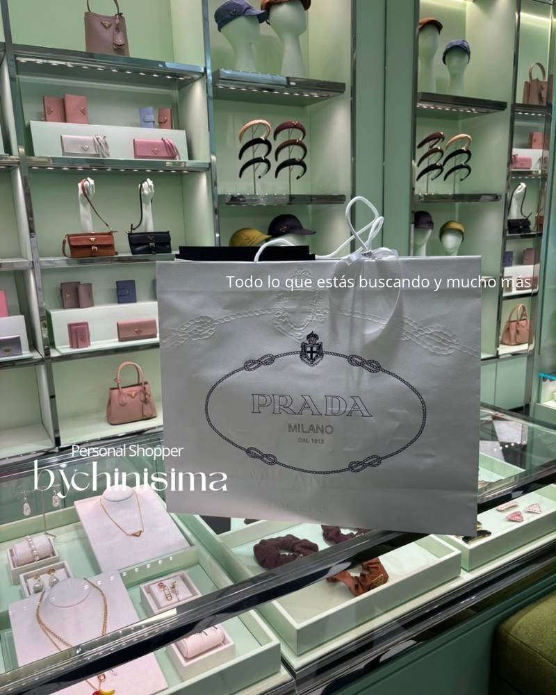 Bolsa de compras frente a una vitrina de accesorios