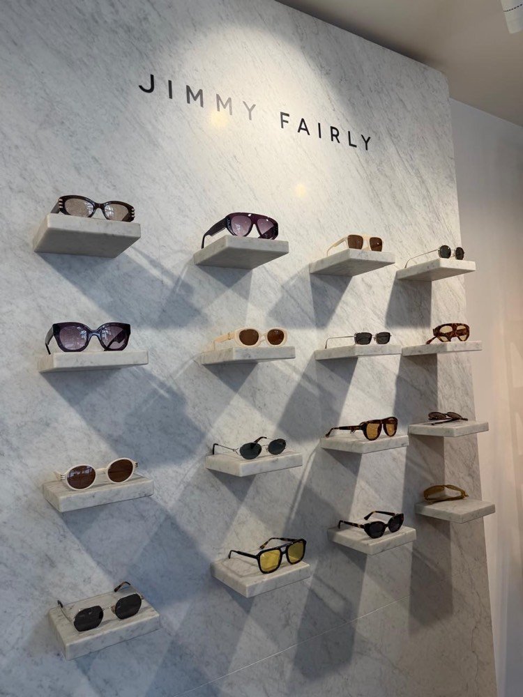 Pared de anteojos de sol en el local de Jimmy Fairly