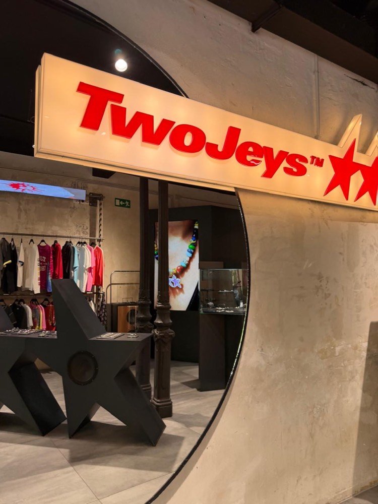 Entrada del local de TwoJeys con vitrinas de joyería